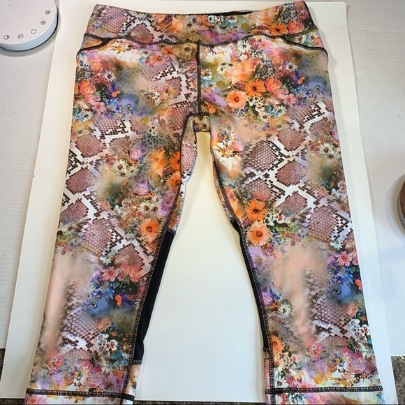 Ki XL pro performance floral snakeskin crop leggings w mesh detail - Picture 4 of 13